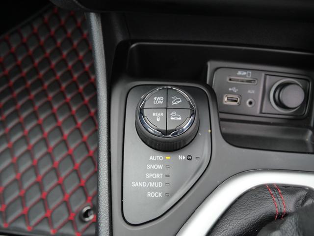 ジープ・チェロキー トレイルホーク　本革パワーシート　スマートキー　プッシュスタート　ナビ　バックモニター　大型サンルーフ　ＥＴＣ　ドライブレコーダー　オートリアゲート　トラクションコントロール（35枚目）