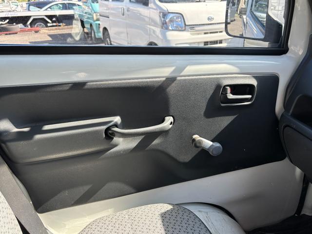 キャリイトラック KCエアコン・パワステ セレクト4WD車 ディスプレイオーディオ バックモニター 荷台ガード 荷台マット エアコン パワーステアリング(17枚目)