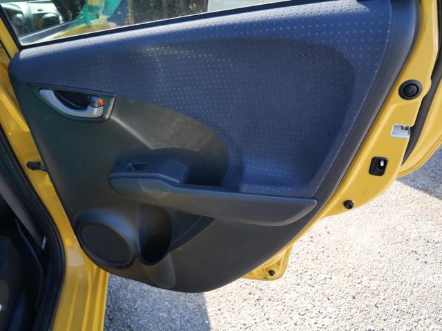 フィット Gスマートセレクション CD スマートキー ETC 電動格納ミラー 記録簿 プライバシーガラス セキュリティ パワーウィンドウ パワーステアリング(13枚目)