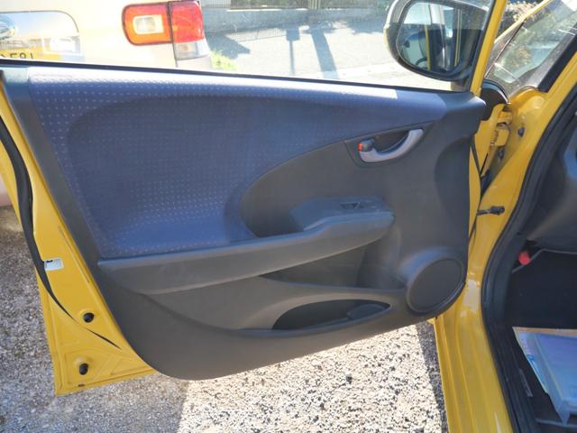 フィット Gスマートセレクション CD スマートキー ETC 電動格納ミラー 記録簿 プライバシーガラス セキュリティ パワーウィンドウ パワーステアリング(14枚目)