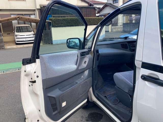エスティマ Ｖ　パワーウィンドウ　パワーステアリング　サンルーフ　運転席エアバッグ　３列シート　ウォークスルー　フルフラット（26枚目）