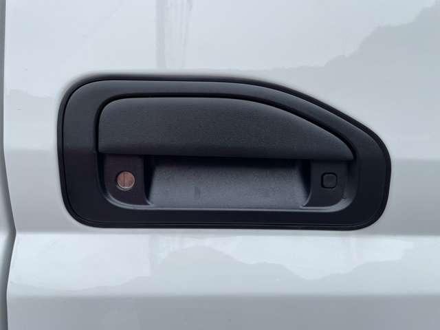 キャンター Wキャブ全低床 ディーゼルターボ フル液晶メーター バックカメラ アイドリングストップ LEDライト スマートキー セキュリティー レーンアシスト(14枚目)