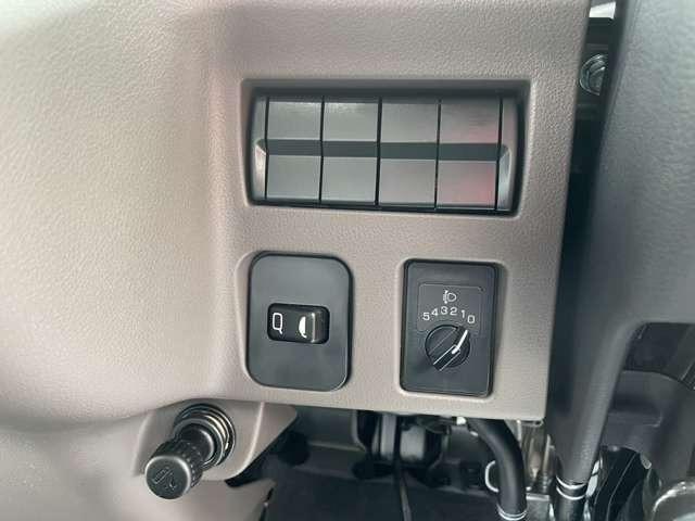 キャンター Wキャブ全低床 ディーゼルターボ フル液晶メーター バックカメラ アイドリングストップ LEDライト スマートキー セキュリティー レーンアシスト(17枚目)