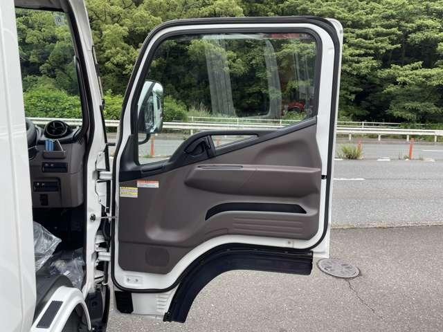 キャンター Wキャブ全低床 ディーゼルターボ フル液晶メーター バックカメラ アイドリングストップ LEDライト スマートキー セキュリティー レーンアシスト(26枚目)