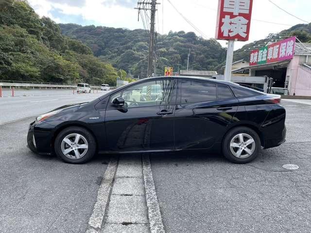 プリウス Ｓツーリングセレクション　アルパインナビ　フルセグＴＶ　バックカメラ　革シート　シートヒーター　スマートキー　プッシュスタート　セキュリティー　アイドリングストップ（7枚目）