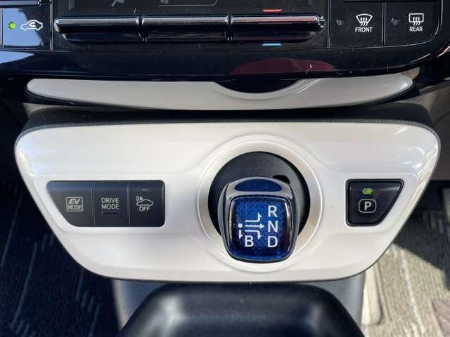 プリウス Ｓツーリングセレクション　アルパインナビ　フルセグＴＶ　バックカメラ　革シート　シートヒーター　スマートキー　プッシュスタート　セキュリティー　アイドリングストップ（28枚目）