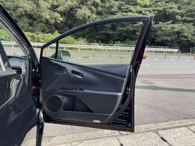 プリウス Ｓツーリングセレクション　アルパインナビ　フルセグＴＶ　バックカメラ　革シート　シートヒーター　スマートキー　プッシュスタート　セキュリティー　アイドリングストップ（29枚目）