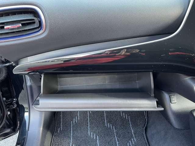 プリウス Ｓツーリングセレクション　アルパインナビ　フルセグＴＶ　バックカメラ　革シート　シートヒーター　スマートキー　プッシュスタート　セキュリティー　アイドリングストップ（38枚目）