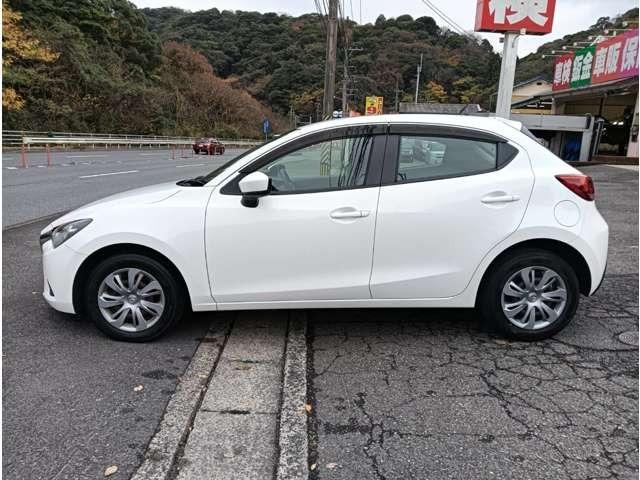 デミオ １３Ｃ　ワンオーナー　純正ナビ　バックカメラ　ＥＴＣ　アイドリングストップ　スマートキー　プッシュスタート　セキュリティー（7枚目）