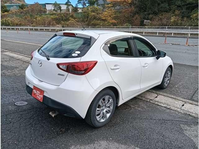 デミオ １３Ｃ　ワンオーナー　純正ナビ　バックカメラ　ＥＴＣ　アイドリングストップ　スマートキー　プッシュスタート　セキュリティー（10枚目）