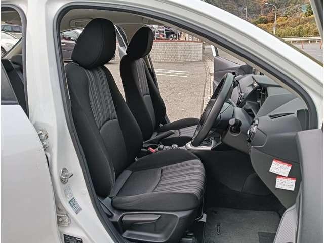 デミオ １３Ｃ　ワンオーナー　純正ナビ　バックカメラ　ＥＴＣ　アイドリングストップ　スマートキー　プッシュスタート　セキュリティー（17枚目）