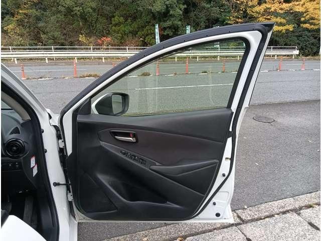 デミオ １３Ｃ　ワンオーナー　純正ナビ　バックカメラ　ＥＴＣ　アイドリングストップ　スマートキー　プッシュスタート　セキュリティー（26枚目）