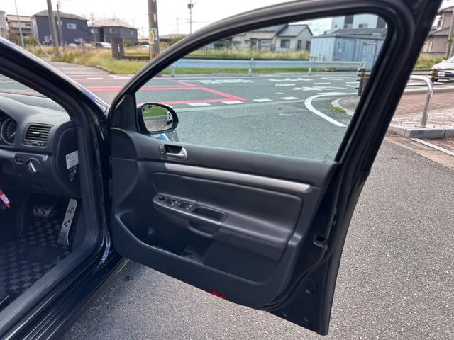 ゴルフ Ｒ３２　レザーシート　Ｂｌｕｅｔｏｏｔｈ再生　バックカメラ　運転席エアバック　助手席エアバック　４ＷＤ　パワーウィンドウ　パワーステアリング（11枚目）