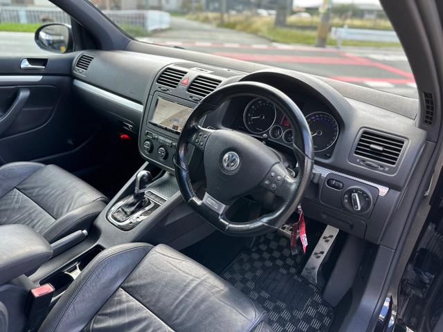 ゴルフ Ｒ３２　レザーシート　Ｂｌｕｅｔｏｏｔｈ再生　バックカメラ　運転席エアバック　助手席エアバック　４ＷＤ　パワーウィンドウ　パワーステアリング（12枚目）