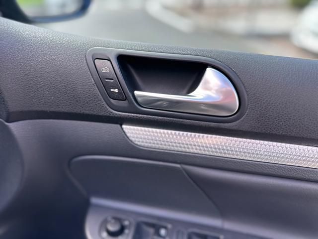 ゴルフ Ｒ３２　レザーシート　Ｂｌｕｅｔｏｏｔｈ再生　バックカメラ　運転席エアバック　助手席エアバック　４ＷＤ　パワーウィンドウ　パワーステアリング（14枚目）