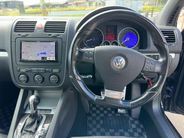 ゴルフ Ｒ３２　レザーシート　Ｂｌｕｅｔｏｏｔｈ再生　バックカメラ　運転席エアバック　助手席エアバック　４ＷＤ　パワーウィンドウ　パワーステアリング（17枚目）