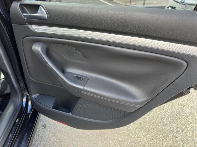 ゴルフ Ｒ３２　レザーシート　Ｂｌｕｅｔｏｏｔｈ再生　バックカメラ　運転席エアバック　助手席エアバック　４ＷＤ　パワーウィンドウ　パワーステアリング（25枚目）