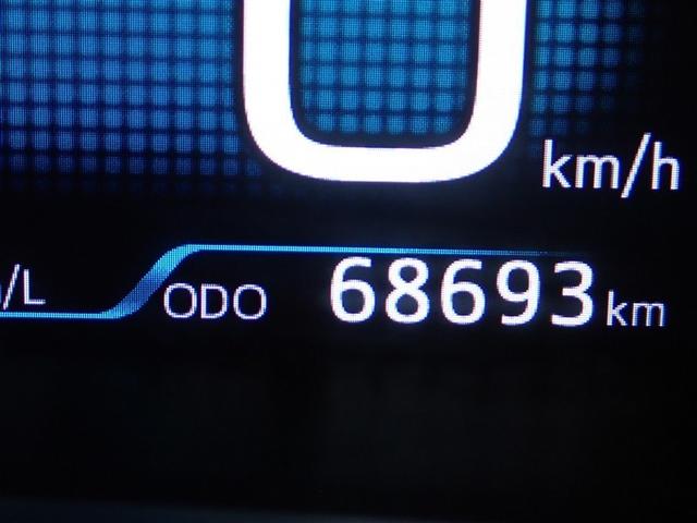 プリウス Ｓツーリングセレクション　フルセグ　メモリーナビ　ＤＶＤ再生　バックカメラ　衝突被害軽減システム　ＥＴＣ　ＬＥＤヘッドランプ　記録簿（17枚目）