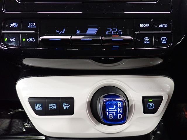 プリウス Ｓツーリングセレクション　フルセグ　メモリーナビ　ＤＶＤ再生　バックカメラ　衝突被害軽減システム　ＥＴＣ　ＬＥＤヘッドランプ　記録簿（28枚目）