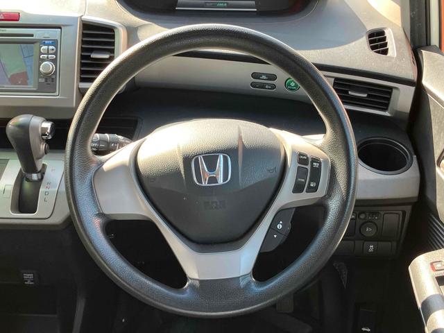 フリードハイブリッド ジャストセレクション　バックカメラ　ナビ　ＴＶ　オートクルーズコントロール　両側スライド・片側電動　オートライト　ＨＩＤ　エアロ　スマートキー　アイドリングストップ　電動格納ミラー　３列シート　ウォークスルー　ＣＶＴ（3枚目）