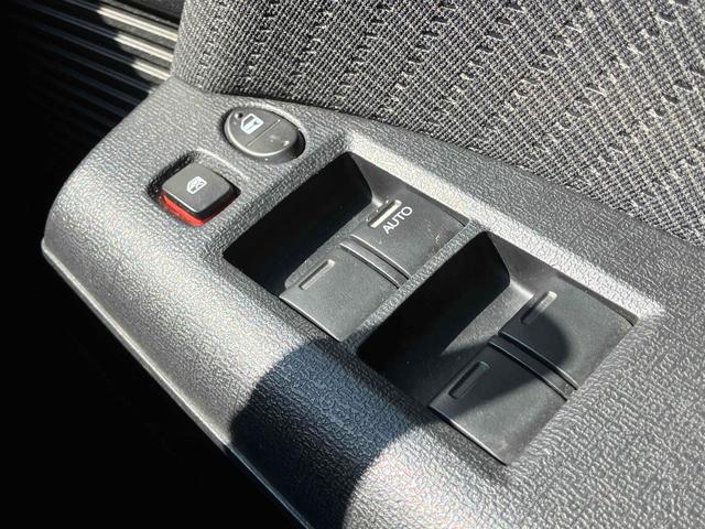 フリードハイブリッド ジャストセレクション　バックカメラ　ナビ　ＴＶ　オートクルーズコントロール　両側スライド・片側電動　オートライト　ＨＩＤ　エアロ　スマートキー　アイドリングストップ　電動格納ミラー　３列シート　ウォークスルー　ＣＶＴ（8枚目）