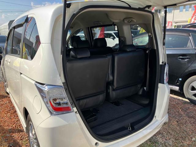 フリードハイブリッド ジャストセレクション　バックカメラ　ナビ　ＴＶ　オートクルーズコントロール　両側スライド・片側電動　オートライト　ＨＩＤ　エアロ　スマートキー　アイドリングストップ　電動格納ミラー　３列シート　ウォークスルー　ＣＶＴ（19枚目）