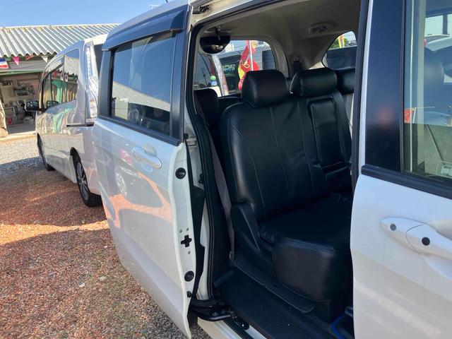 フリードハイブリッド ジャストセレクション　バックカメラ　ナビ　ＴＶ　オートクルーズコントロール　両側スライド・片側電動　オートライト　ＨＩＤ　エアロ　スマートキー　アイドリングストップ　電動格納ミラー　３列シート　ウォークスルー　ＣＶＴ（49枚目）