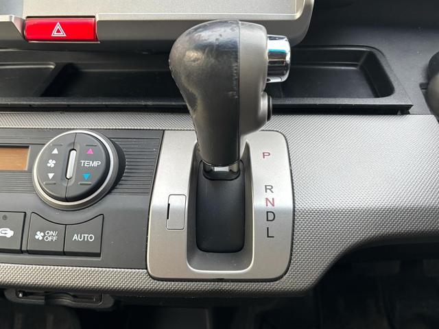 フリードハイブリッド ジャストセレクション セキュリティー 横滑り防止機能 衝突安全ボディ オートクルーズ エアバック キーレスエントリー PS ETC フルオートエアコン ABS パワーウィンドウ 運転席助手席エアバック アイドリングS(24枚目)