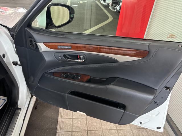 ＬＳ ＬＳ４６０　バージョンＣ　Ｉパッケージ　ナビ・ＴＶ・バックカメラ・ＥＴＣ・サンルーフ・黒革シート・エアシート・シートヒーター・ステアヒーター・クルコン・ソナー・オートハイビーム・社外２１インチＡＷ（12枚目）