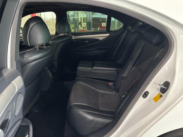 ＬＳ ＬＳ４６０　Ｆスポーツ　ナビ・ＴＶ・ＣＤ・ＤＶＤ・バックカメラ・ＥＴＣ・黒革シート・サンルーフ・エアシート・シートヒーター・ステアヒーター・クルコン・ＡＷ・ドラレコ（5枚目）