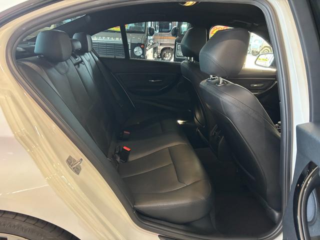 ３シリーズ ３２０ｄ　Ｍスポーツ　スタイルエッジ　ナビ・ＣＤ・ＤＶＤ・ＢＴ・黒革シート・フルセグチューナー・ＥＴＣ・ＡＷ・ＨＩＤ・スマートキー・シートヒーター（11枚目）