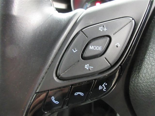 �n���h���ɑ������ꂽ�X�e�A�����O�X�C�b�`�B��Ƀi�r��I�[�f�B�I�ƘA�g���đ���o���܂��B