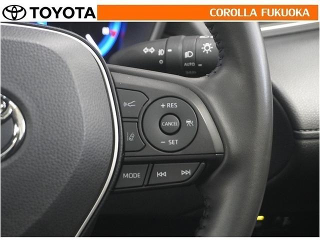 高速道路などを一定の速度で走行したい場合に、スイッチを操作することでアクセルペダルを踏まずに定速走行できます。