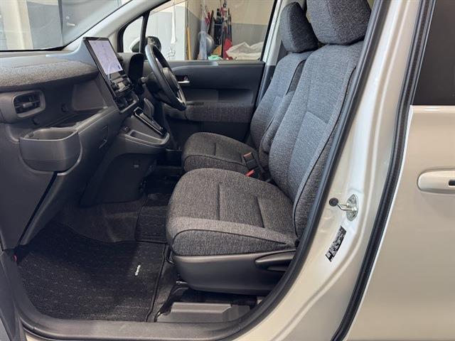 シエンタ ハイブリッドＺ　両側パワースライドドア　純正１０．５インチディスプレイオーディオ　バックモニター　ドライブレコーダー　シートヒーター　７人乗り（12枚目）