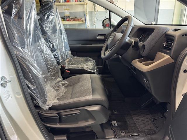 フリード ｅ：ＨＥＶエアー　ＥＸ　両側パワースライドドア　ホンダセンシング　純正ディスプレイオーディオ　フルセグＴＶ　Ｂｌｕｅｔｏｏｔｈ　ＥＴＣ車載器　アダプティブクルーズコントロール　クリアランスソナー（11枚目）