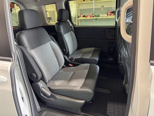 フリード ｅ：ＨＥＶエアー　ＥＸ　両側パワースライドドア　ホンダセンシング　純正ディスプレイオーディオ　フルセグＴＶ　Ｂｌｕｅｔｏｏｔｈ　ＥＴＣ車載器　アダプティブクルーズコントロール　クリアランスソナー（13枚目）