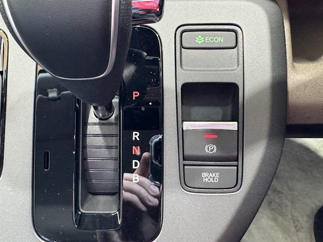 フリード ｅ：ＨＥＶエアー　ＥＸ　両側パワースライドドア　ホンダセンシング　純正ディスプレイオーディオ　フルセグＴＶ　Ｂｌｕｅｔｏｏｔｈ　ＥＴＣ車載器　アダプティブクルーズコントロール　クリアランスソナー（28枚目）