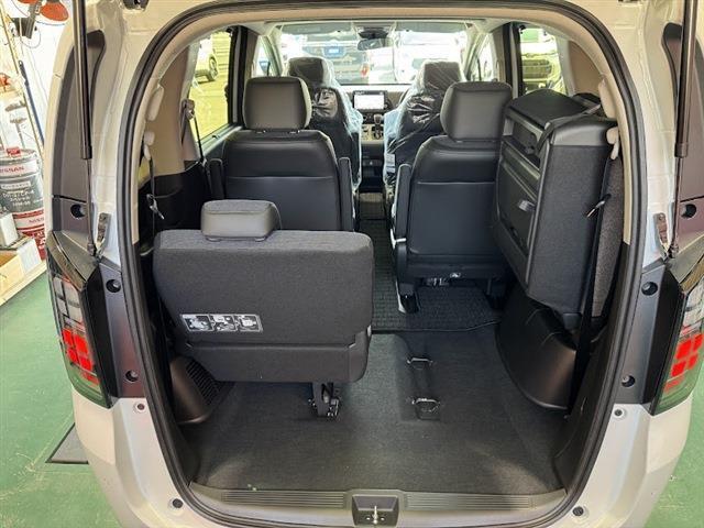 フリード ｅ：ＨＥＶエアー　ＥＸ　両側パワースライドドア　ホンダセンシング　純正ディスプレイオーディオ　フルセグＴＶ　Ｂｌｕｅｔｏｏｔｈ　ＥＴＣ車載器　アダプティブクルーズコントロール　クリアランスソナー（33枚目）