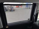 【リアロールサンシェード】強い日差しをカット。後部座席の快適性を高め、車内温度の上昇も抑えます。