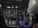 【電動パーキングホールド】ボタン一つで駐車ブレーキをかけられ、安全性と利便性を両立します。
