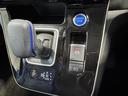【電動パーキングホールド】ボタン一つで駐車ブレーキをかけられ、安全性と利便性を両立します。
