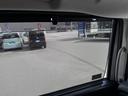 【リアロールサンシェード】強い日差しをカット。後部座席の快適性を高め、車内温度の上昇も抑えます。