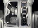 【電動パーキングホールド】ボタン一つで駐車ブレーキをかけられ、安全性と利便性を両立します。