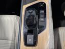【電動パーキングホールド】ボタン一つで駐車ブレーキをかけられ、安全性と利便性を両立します。