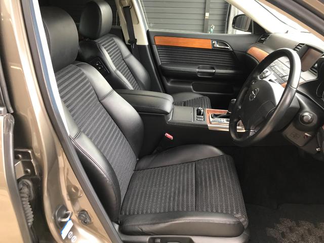 ハーフレザーシート＆パワーシート装備