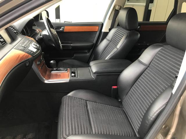 ハーフレザーシート＆パワーシート装備