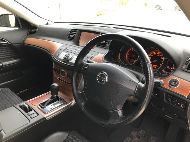 本革ステアリング装備