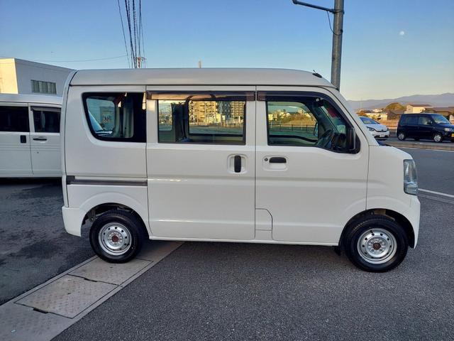 エブリイ ＰＡ　ハイルーフ　５ＡＧＳ車　４ＷＤ　オートマ　エアコン　２ｎｄ発進　スタッドレスタイヤ　タイヤチェーン　左リヤインナー小歪み　切り替え式４ＷＤ（8枚目）