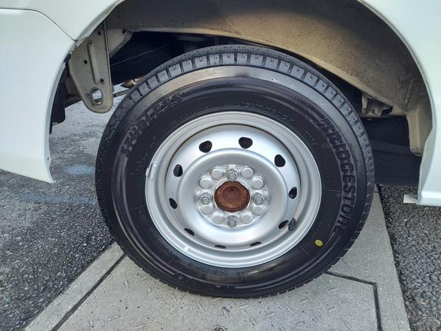 エブリイ ＰＡ　ハイルーフ　５ＡＧＳ車　４ＷＤ　オートマ　エアコン　２ｎｄ発進　スタッドレスタイヤ　タイヤチェーン　左リヤインナー小歪み　切り替え式４ＷＤ（14枚目）