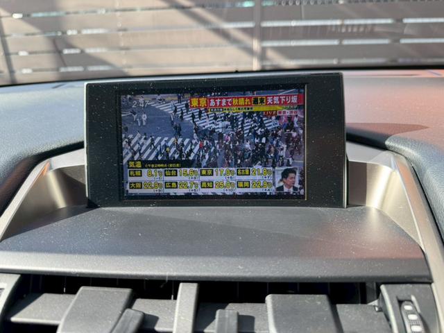 ＮＸ ＮＸ３００ｈ　サンルーフ　黒革シート　全方位モニター　パワーバックドア　ハンドルヒーター　ルーフレール　純正マット　ナビ走行中ＯＫ　３眼ＬＥＤライト（18枚目）